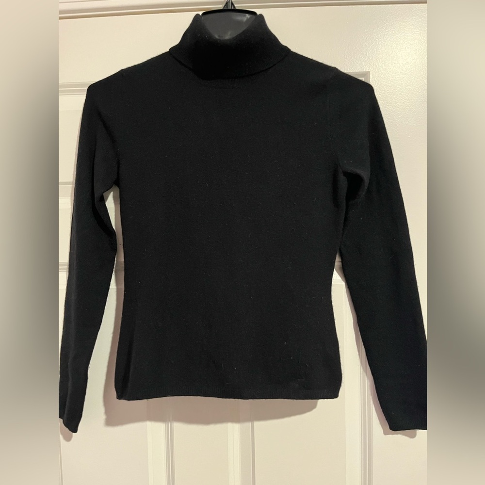 TSE black 100% cashmere turtleneck sweater woman’s size small